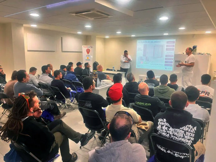 Clase teórica de formación presencial para instaladores de SATE