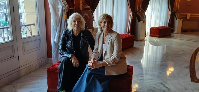 La actriz Anabel alonso y la directora heidi Steinhardt en la presentación del estreno absoluto en el Teatro Arriaga de "La mujer rota".