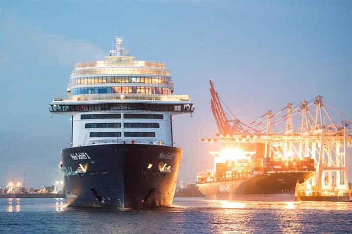 Archivo - 03 August 2020, Hamburg: The cruise ship "Mein Schiff 2" of TUI cruises enters the port on the Elbe in the morning after a short trip of just under three days. Photo: Daniel Bockwoldt/dpa