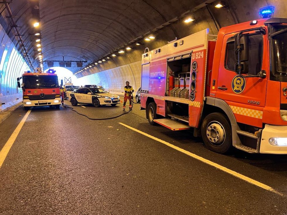 Archivo - Bomberos de Las Palmas de Gran Canaria actuando en un túnel