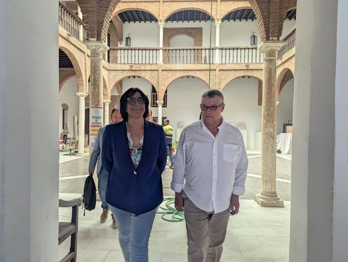 La delegada de Desarrollo Educativo de la Junta en Granada, María José Martín, y el alcalde de Guadix, Jesús Lorente