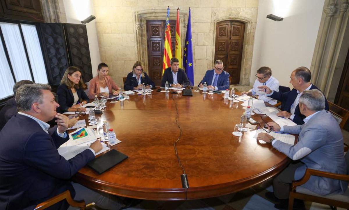 El Consell asegura que Mazón llegó a la Comunitat antes de estar activada la alerta roja y que estuvo  en contacto 