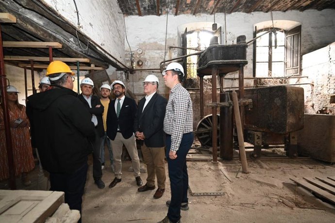 El alcalde de Monachil, José Morales, a la derecha en la imagen, con los delegados de Fomento de la Junta en Granada, Antonio Ayllón, a su derecha, y del Gobierno andaluz en la provincia, Antonio Granados, (3d)