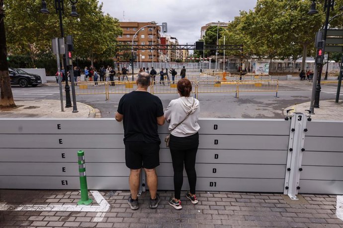 Dos persones miren el túnel del costat del barranc de la Saleta tallat al pas per les fortes pluges
