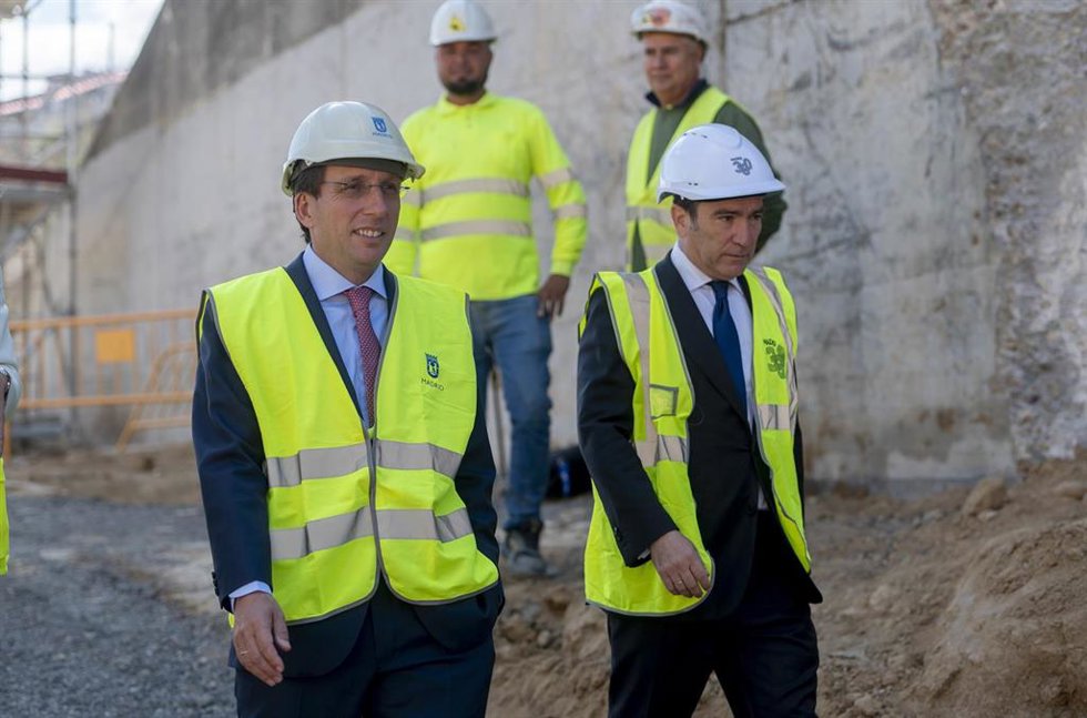 El alcalde de Madrid, José Luis Martínez-Almeida, y el Delegado del Área de Gobierno de Urbanismo, Medio Ambiente y Movilidad, Borja Carabante, durante una visita al túnel que se ha comenzado a excavar para soterrar la A-5