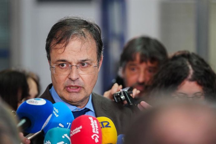 Archivo - El Consejero de Salud, Alberto Martínez, atiende a los medios 