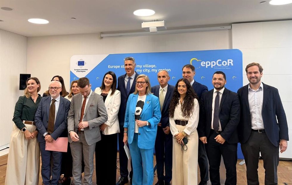 El alcalde del municipio, Xavier García Albiol, junto con miembros del PPE en la jornada sobre vivienda en Badalona