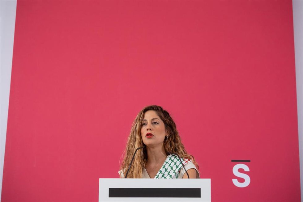 La coordinadora del Movimiento Sumar, Lara Hernández, durante una rueda de prensa, en el Espacio Rastro, a 15 de septiembre de 2025, en Madrid (España).