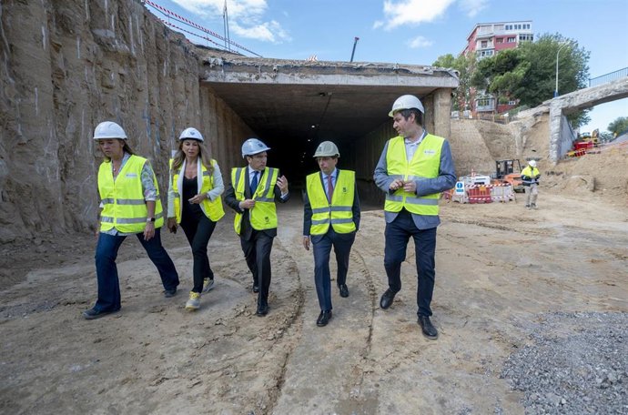 El concejal de Latina, Alberto González; el alcalde de Madrid, José Luis Martínez-Almeida, y el delegado  de Urbanismo, Medio Ambiente y Movilidad, Borja Carabante, durante una visita al túnel que se ha comenzado a excavar para soterrar la A-5