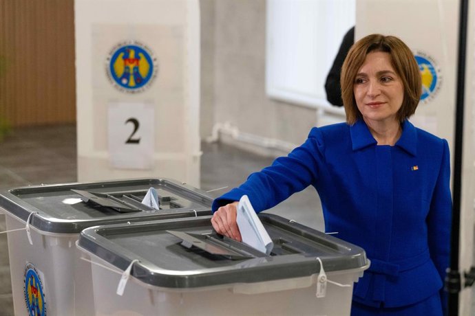 MOLDOVA, CHISINAU - SEPTEMBER 28, 2025: Moldova's President Maia Sandu votes in the 2025 Moldovan parliamentary election