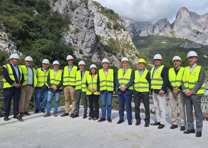 Visita del secretario de Estado de Transportes y Movilidad, José Antonio Santano, a las obras en el Desfiladero de la Hermida.