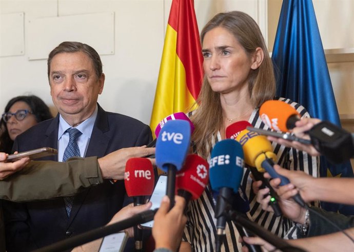 La vicepresidenta del Gobierno y ministra para la Transición Ecológica y el Reto Demográfico, Sara Aagesen (d), y el ministro de Agricultura, Pesca y Alimentación, Luis Planas (i), 