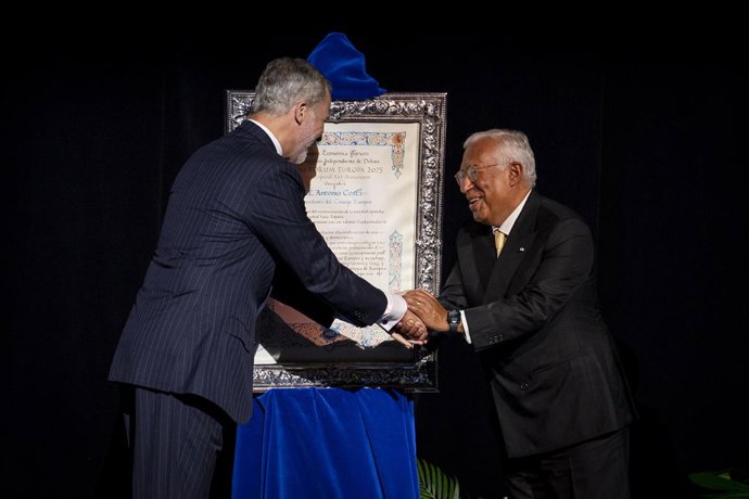 O Presidente do Conselho Europeu, António Costa, e o Rei da Espanha, Felipe VI, durante a apresentação do Prêmio Fórum Europa em 28 de setembro de 2025 em Madri (Espanha). O prêmio foi apresentado como "uma expressão do reconhecimento da sociedade espanho