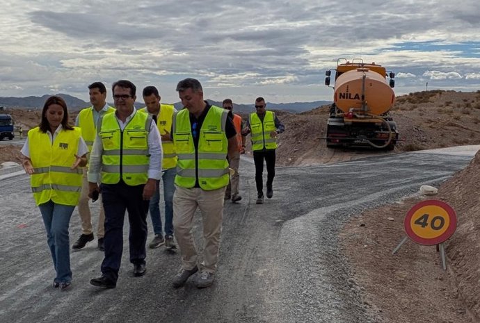 El diputado provincial de Fomento en Almería, Antonio Jesús Rodríguez, y la alcaldesa de Oria, María del Mar Alfonso, durante la visita a las obras de mejora de la carretera AL-8101.