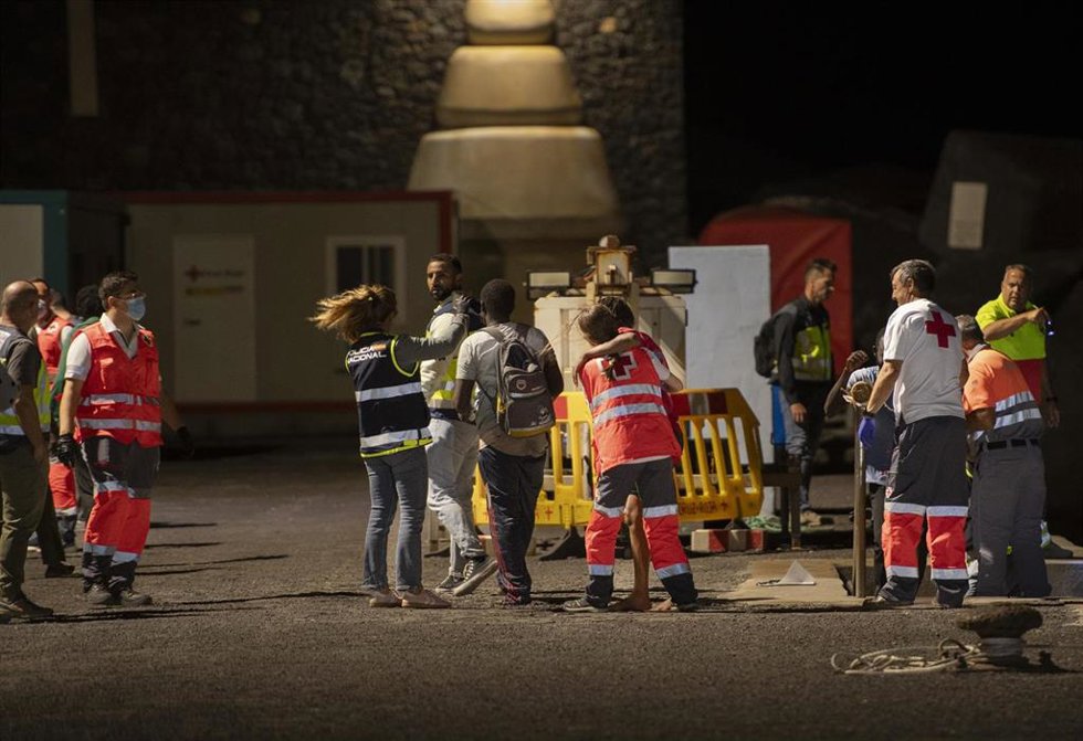 Archivo - Trabajadores de Cruz Roja reciben a los 176 migrantes de una patera que ha sido remolcada por Salvamento Marítimo al puerto de La Restinga