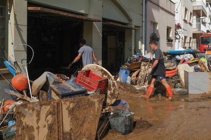 Archivo - Electrodomésticos y calles inundadas tras el paso de una tormenta.