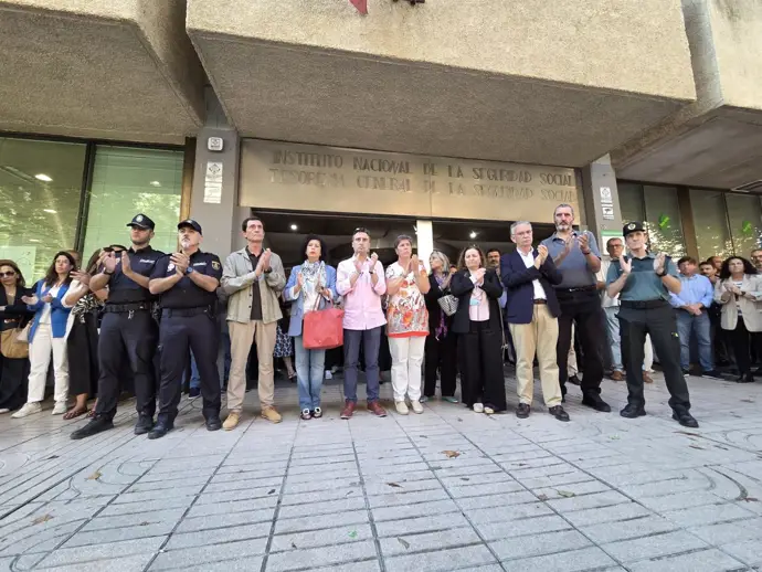Minuto de silencio convocado a las puertas del INSS por los compañeros de la joven fallecida en Badajoz