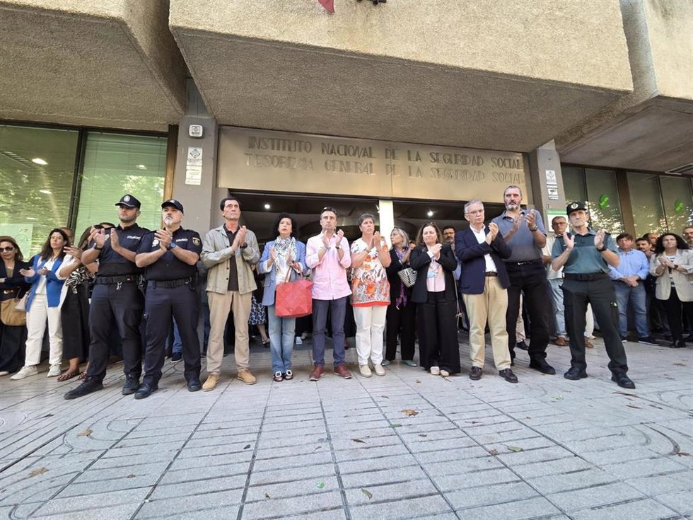 Minuto de silencio convocado a las puertas del INSS por los compañeros de la joven fallecida en Badajoz
