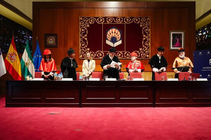 Manuel Torralbo (centro), junto a Lorena Garrido, en el acto inaugural del curso 25-26 de la UCO.