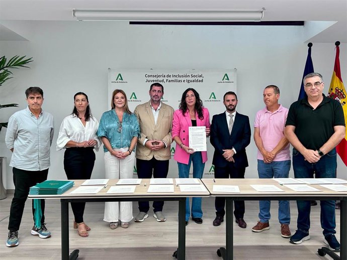 Foto de familia de la consejera de Inclusión Social, Loles López, con la FAMP.