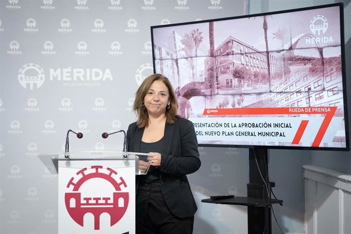La delegada de Urbanismo, Silvia Fernández, presenta la propuesta inicial del Plan General Municipal.