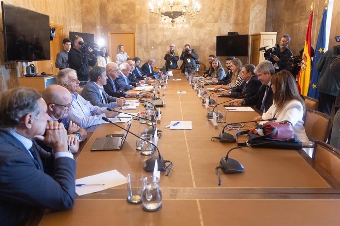 La vicepresidenta del Gobierno y ministra para la Transición Ecológica y el Reto Demográfico, Sara Aagesen (4d), y el ministro de Agricultura, Pesca y Alimentación, Luis Planas (3d), se reúnen con sectores agrario y pesquero 