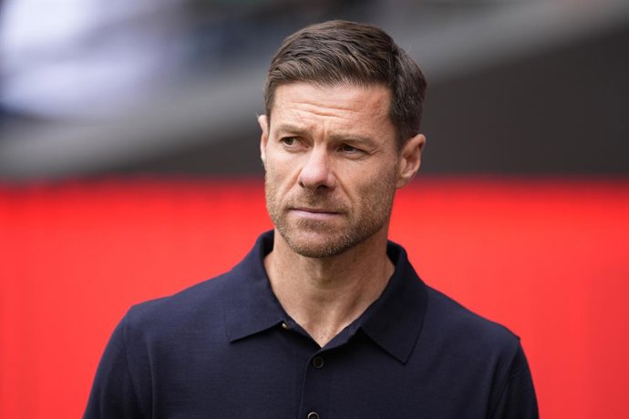 Xabi Alonso, técnico do Real Madrid, observa durante a partida de futebol da Liga Espanhola, LaLiga EA Sports, disputada entre o Atlético de Madrid e o Real Madrid no estádio Riyadh Air Metropolitano em 27 de setembro de 2025, em Madri, Espanha.
