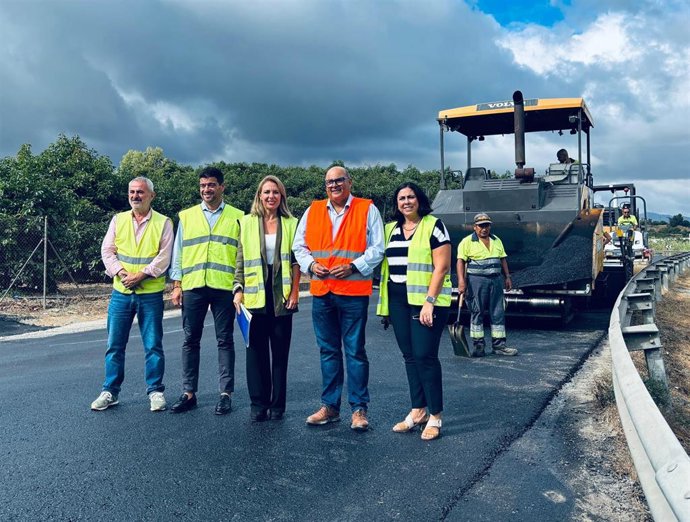 La diputada de Fomento, Nieves Atencia, en la visita a las obras junto al alcalde de Vélez-Málaga, Jesús Lupiáñez y la teniente de alcalde de Benamocarra, María Leonor Muñiz.