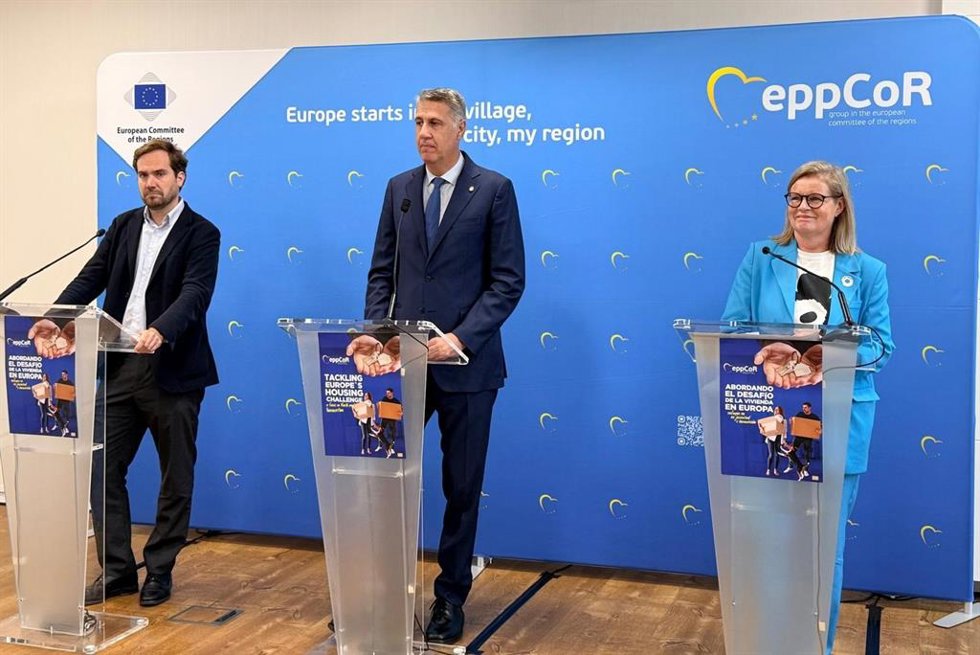 El alcalde de Badalona (Barcelona), Xavier García Albiol; la presidente del Partido Popular Europeo (PPE) en el Comité de las Regiones, Sari Rautio, y el eurodiputado del PP Borja Giménez Larraz en rueda de prensa.