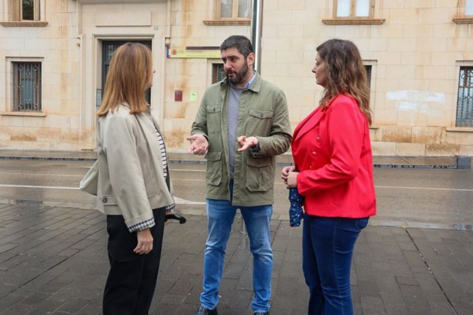 El portavoz de Vox en las Cortes de Aragón, Alejandro Nolasco, junto a las concejalas Elena Fernández y Verónica Luz.