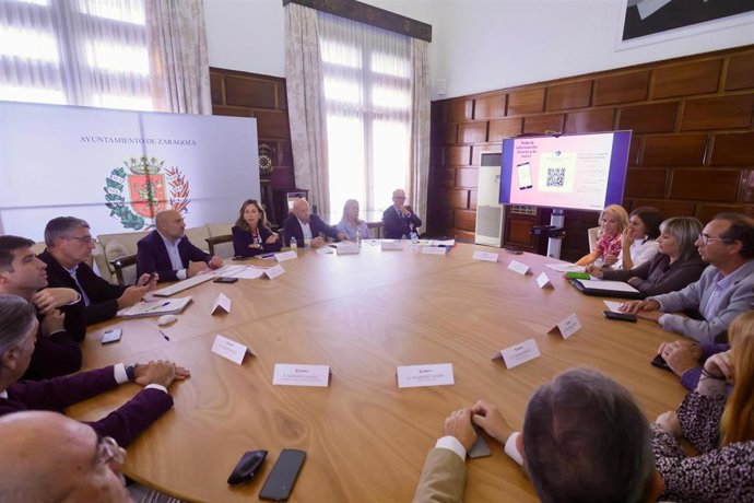 La alcaldesa de Zaragoza, Natalia Chueca, se reune con las asociaciones de comercio como HORECA, con Cafés y Bares, ECOS, y Zaragoza Esencial, para explicarles las obras de la calle Coso y plaza San Miguel,