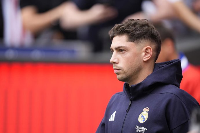 Federico Valverde, do Real Madrid CF, observa durante a partida de futebol da Liga Espanhola, LaLiga EA Sports, disputada entre o Atlético de Madrid e o Real Madrid no estádio Riyadh Air Metropolitano em 27 de setembro de 2025, em Madri, Espanha.