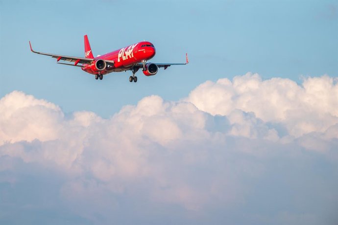 Archivo - Avión de PLAY, aerolínea islandesa de bajo coste