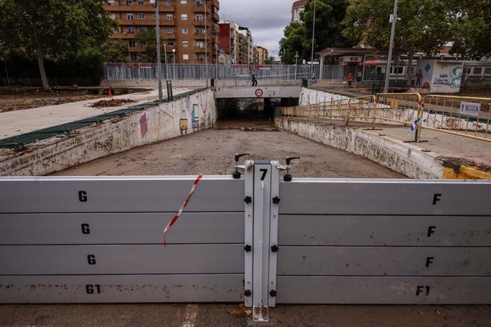 El túnel de al lado del barranco de La Saleta con lodo por las fuertes lluvias y como consecuencia, cortado al paso, a 29 de septiembre de 2025, en Aldaia, Valencia, Comunidad Valenciana (España). El barranco de La Saleta, en Aldaia (Valencia), se ha desb