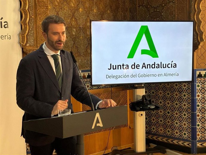 El delegado territorial de Inclusión Social,Juventud, Familias e Igualdad en Almería, Francisco Bellido, durante la rueda de prensa.