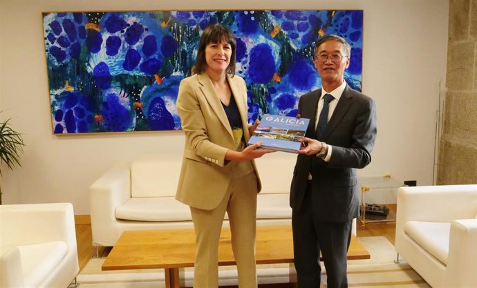 La portavoz nacional del BNG, Ana Pontón, se reúne con el embajador de China en España, Yao Jing, en el Parlamento de Galicia