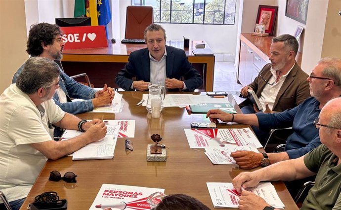 Imagen del encuentro de este lunes del secretario general del PSOE de Sevilla, Javier Fernández, con los sindicatos UGT y CCOO sobre la gestión de la dependencia.