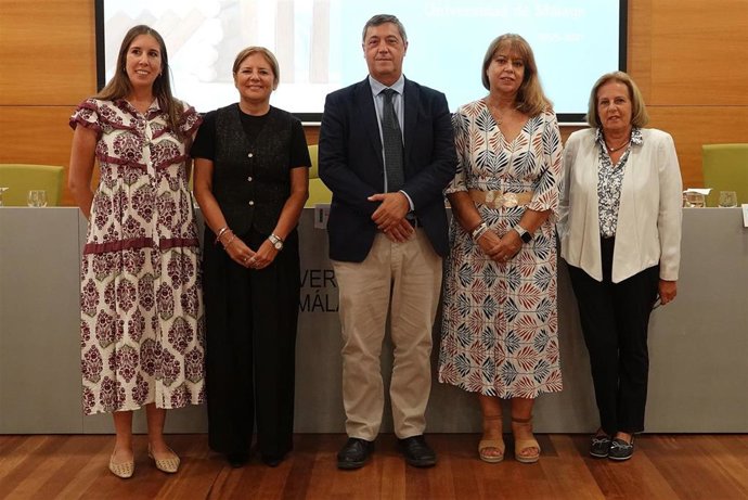 El rector de la Universidad de Málaga, Teodomiro López; la vicerrectora de Bienestar Universitario, María José Berlanga; la decana de la Facultad de Psicología y Logopedia, Serafina Castro; y las profesora Ana Cristina Ruiz y Berta Moreno Küstner.