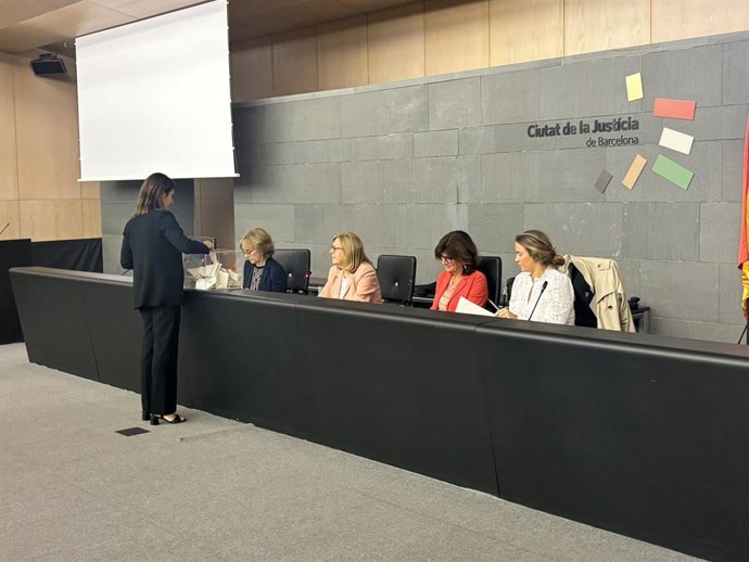 La magistrada Cristina Ferrando votant en les eleccions al deganat dels jutjats de Barcelona