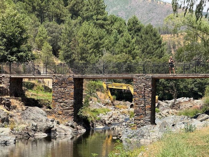 La Diputación de Cáceres y CHT estudian un convenio para mejorar y limpiar cauces que pasen por tramos urbanos