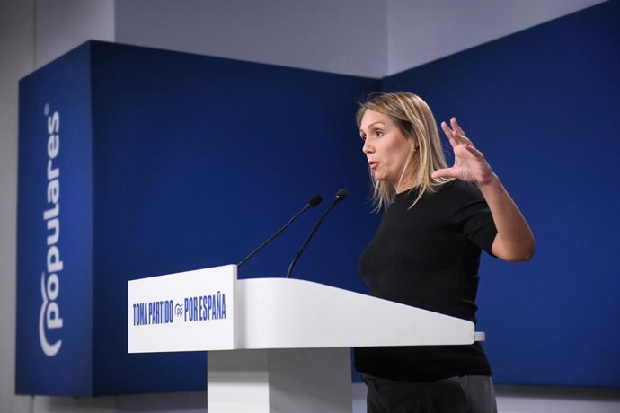 La vicesecretaria de Coordinación Sectorial del PP, Alma Ezcurra, ofrece una rueda de prensa en la sede nacional del Partido Popular, a 22 de septiembre de 2025, en Madrid (España).