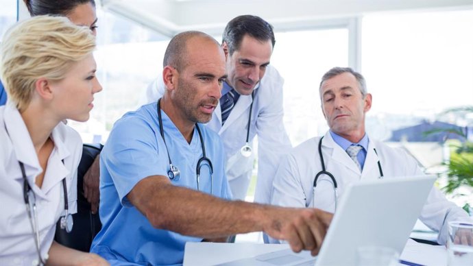 Equipo de profesionales trabajando con NS-Hospital