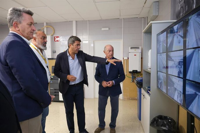 El 'president' de la Generalitat, Carlos Mazón, ha visitado este lunes el puesto de mando de Metrovalencia de Hermanos Machado