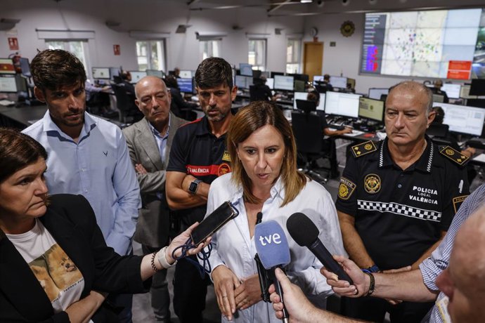 L'alcaldessa de València, María José Catalá, després de la reunió del Cecopal celebrada este dilluns en la central de la Policia Local de la ciutat davant de l'alerta per pluges decretada per a esta i altres localitats.