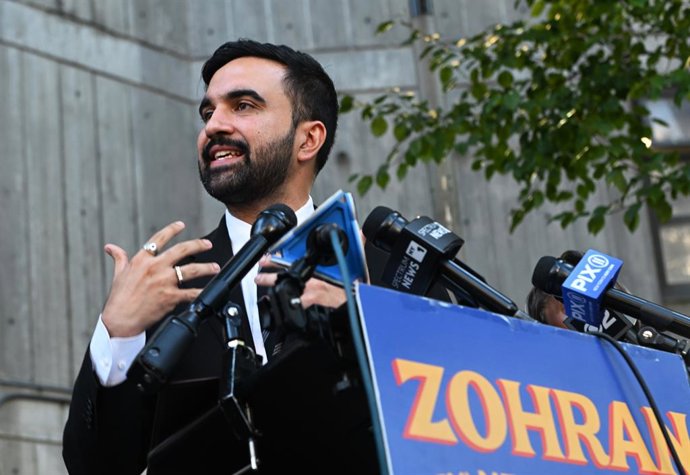 19 de setembro de 2025, Nova York, Nova York, EUA: A líder da maioria no Senado do Estado de Nova York, Andrea Stewart-Cousins (de paletó azul claro), endossou publicamente Zohran Mamdani para prefeito da cidade de Nova York, em Manhattan, do lado de fora