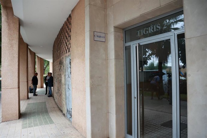 Portal en la calle Tigris 2, donde se ha producido el asesinato de una mujer. A 28 de septiembre de 2025, en Sevilla. Fotografiado este domingo.
