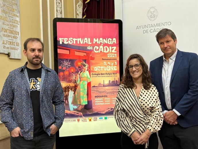 La concejala de Juventud e Infancia en el Ayuntamiento de Cádiz, Gloria Bazán, presenta el Festival de Manga de Cádiz  con el representante de la asociaciones participantes, Miguel Gutiérrez, y el representante del Colegio San Felipe Neri, Agustín Merello
