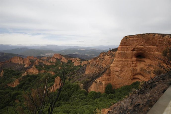 Archivo - Zonas calcinadas en el Parque de Las Médulas este mes de agosto.