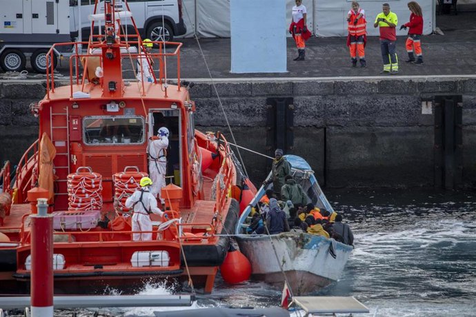 Archivo - Un cayuco a su llegada al puerto de La Restinga