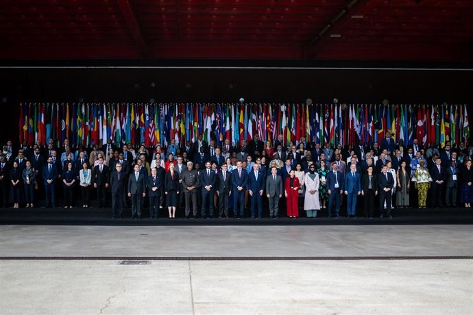 Foto de familia, en la primera fila, el exministro de Cultura Miquel Iceta (1i); el ministro de Cultura, Ernest Urtasun (4i); el presidente de la Generalitat, Salvador Illa (5i); el presidente del Gobierno, Pedro Sánchez (6i); el subdirector general de Cu